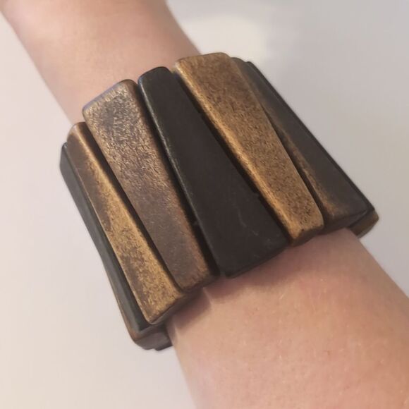 631 Chunky Brown and Tan Wood Beaded Stretch Bracelet - Picture 2 of 4